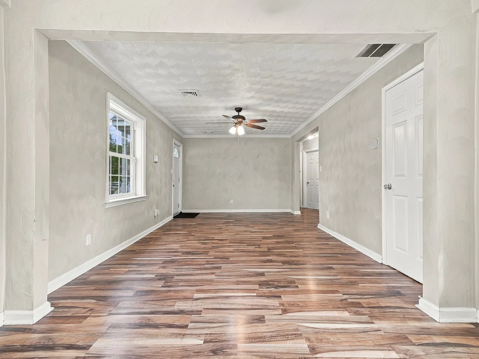 3 bed, 1344 sqft, $2,600 — Photo 4