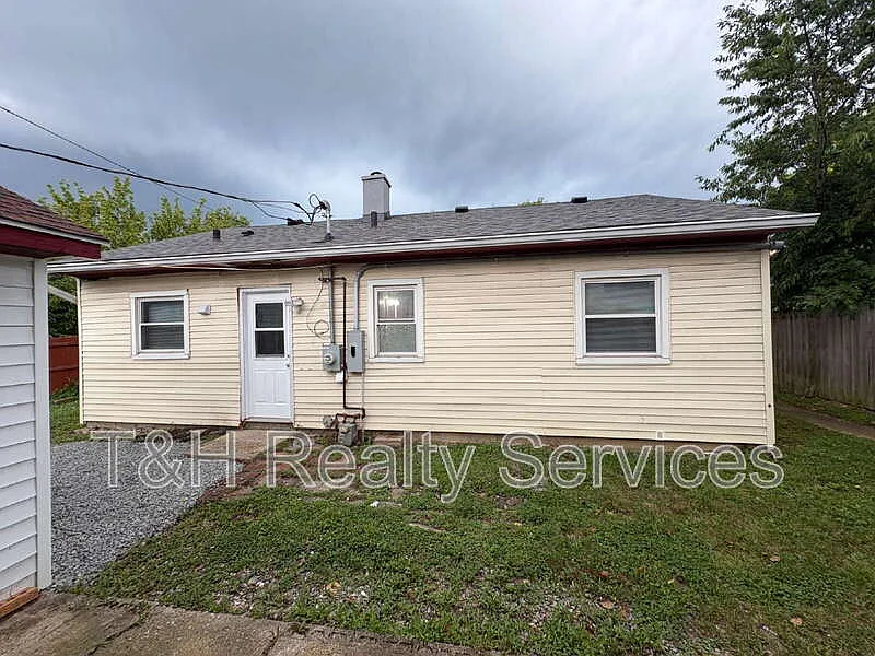 2 bed, 1.0 bath, 816 sqft, $950 — Photo 2