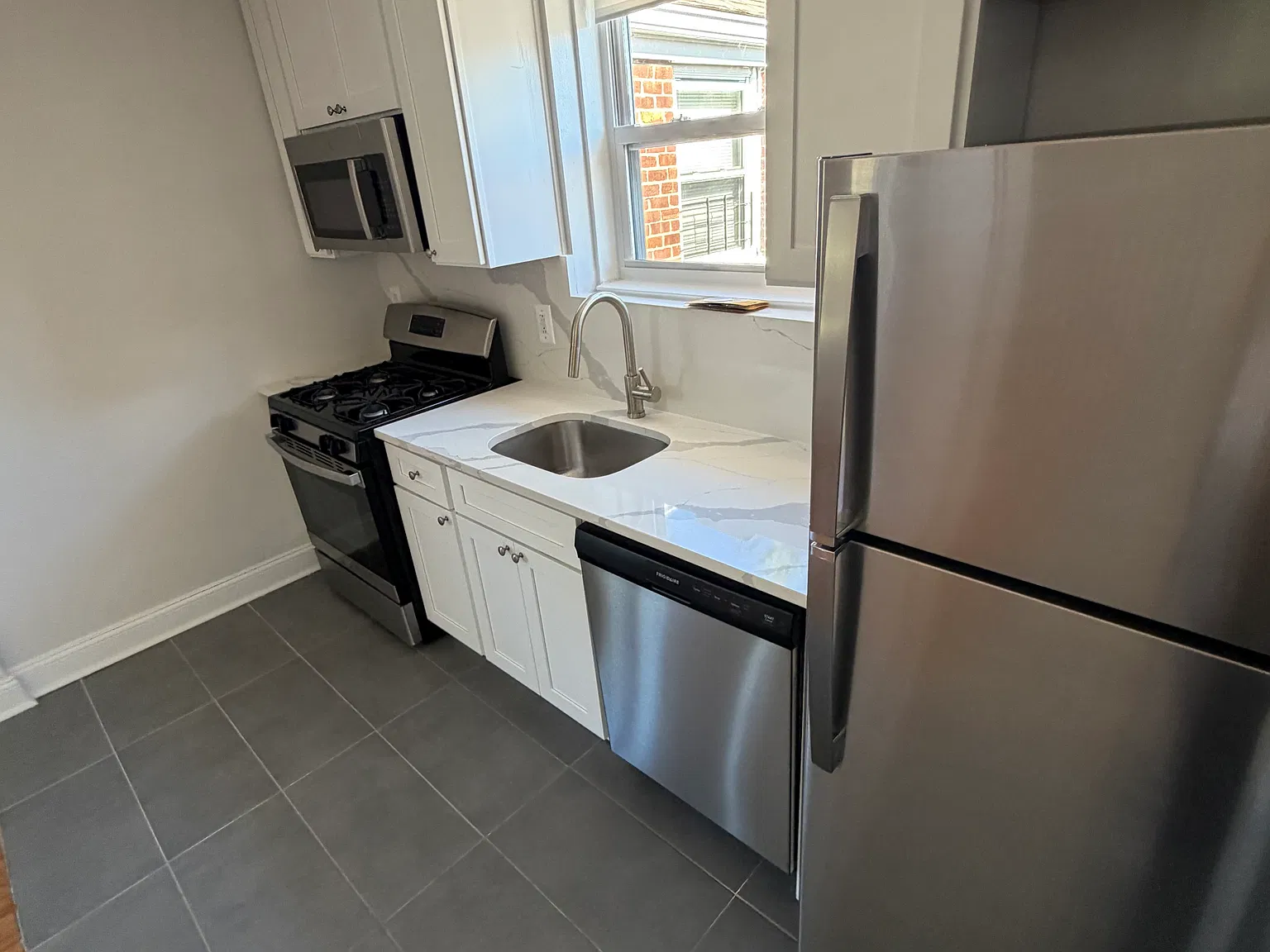2 bed, 975 sqft, $2,649 — Photo 2