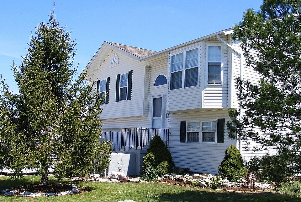 Well Maintained split foyer