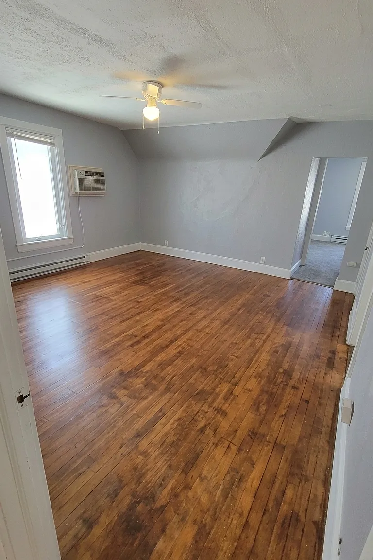 3 bed, 900 sqft, $1,895 — Photo 1