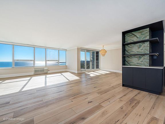 3rd image of 940 W Glenlake Ave #30B
