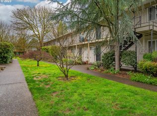 6825 SW Capitol Hill Rd APT 22, Portland, OR 97219