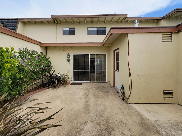 20368 Flora Ln — Photo 5