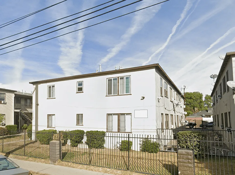 17037/17043/17049 Vanowen St.