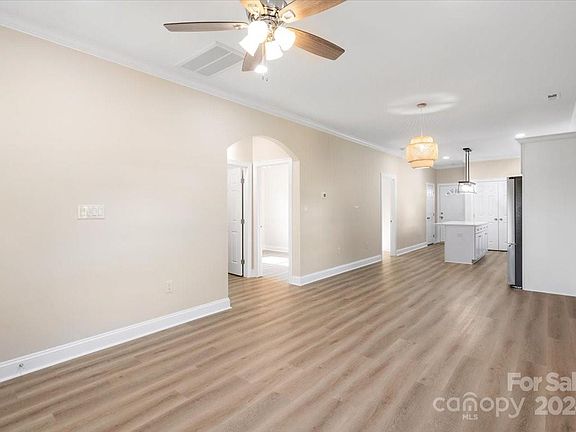 5th image of 423 W Norment Ave