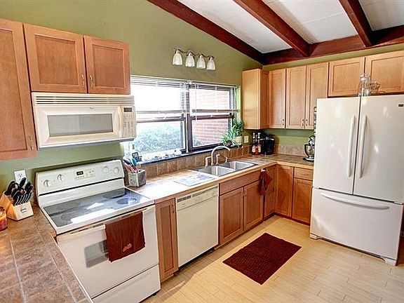 3rd image of 932 Fairacres Dr