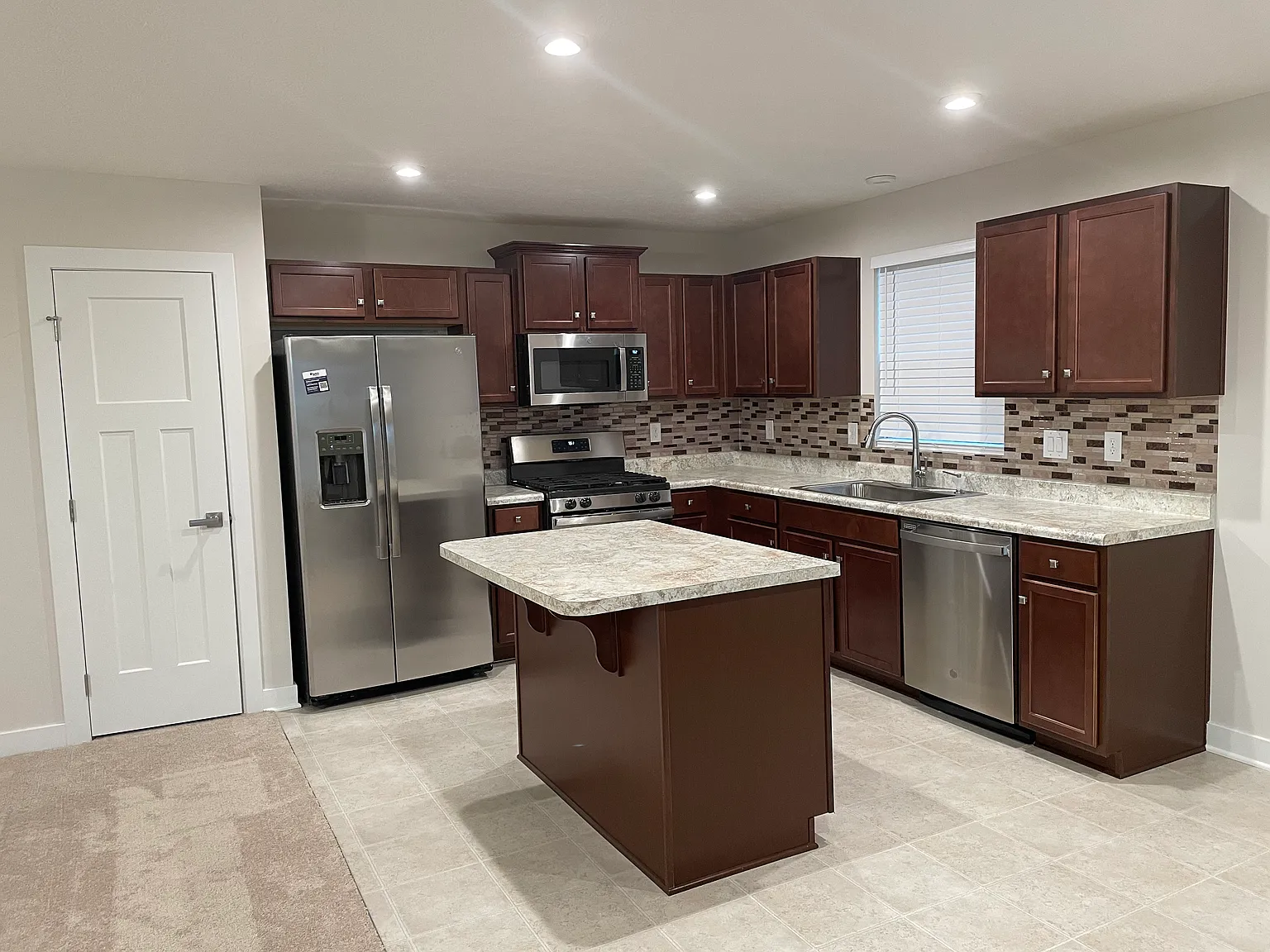 3 bed, 1352 sqft, $2,200 — Photo 4