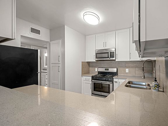 3rd image of 1625 Crenshaw Blvd APT 314