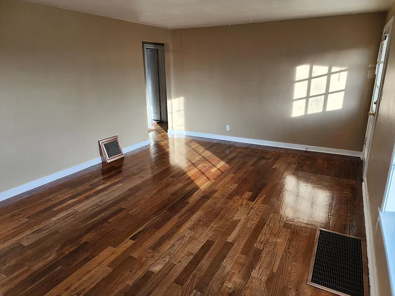 2212 W Everett Ave — Photo 3