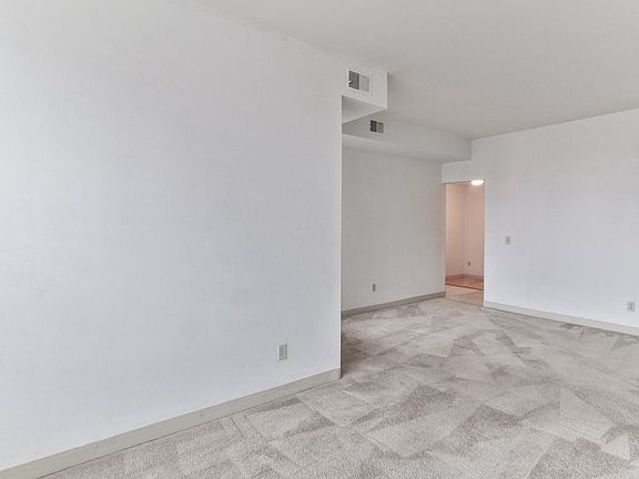 3rd image of 5527 Pershing Ave APT 21