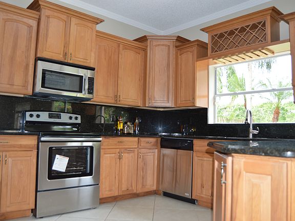 3rd image of 6240 Lansdowne Cir