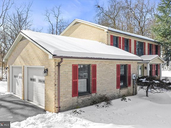 3rd image of 155 Shireoaks Dr