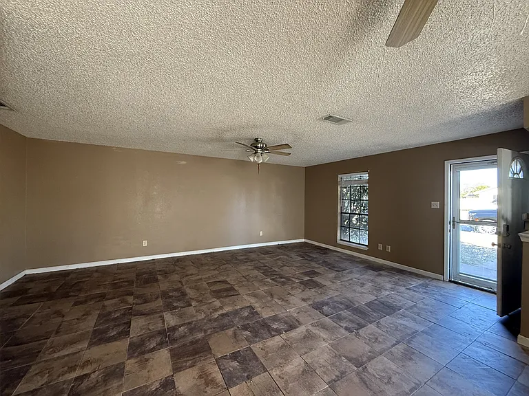 407 W Spruce Ave — Photo 3