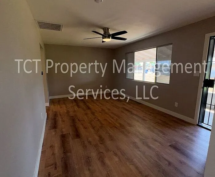 493 E Erie St #B — Photo 2