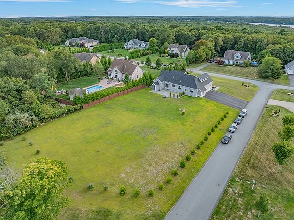 4th image of 2 Magnolia Ln
