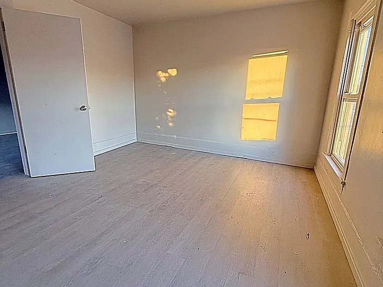638 Carbon St — Photo 2