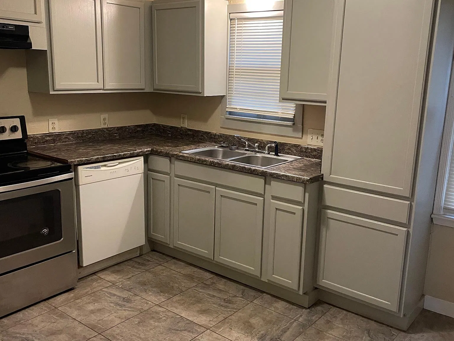 3 bed, 1050 sqft, $1,000 — Photo 4