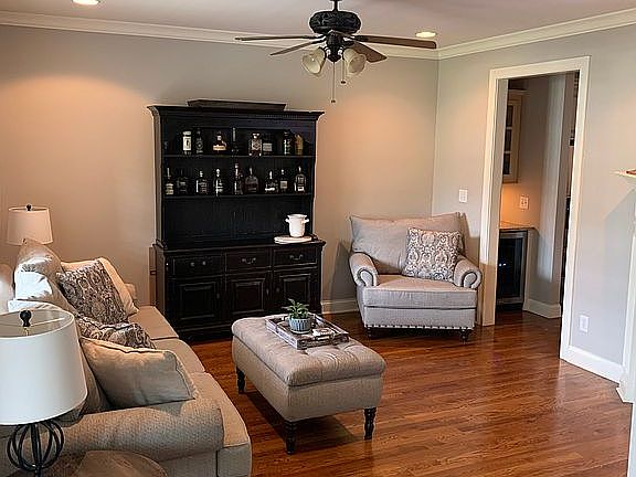 3rd image of 364 E Promenade
