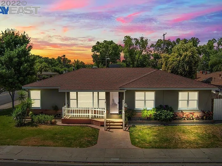 1502 Oakwood Dr — Photo 3