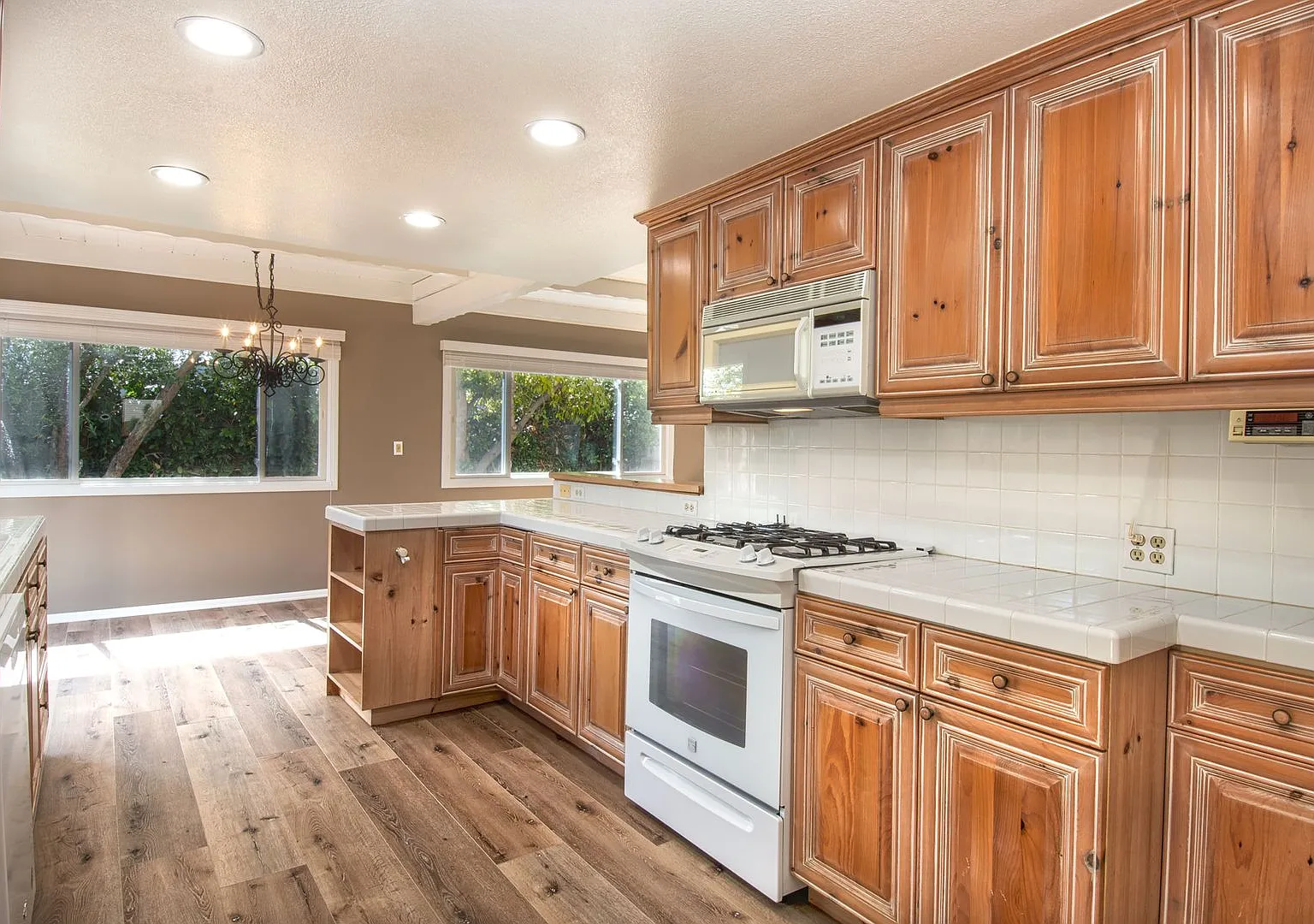 Classic Newport Beach 3 Bed Single Family Home With Yard — Photo 4