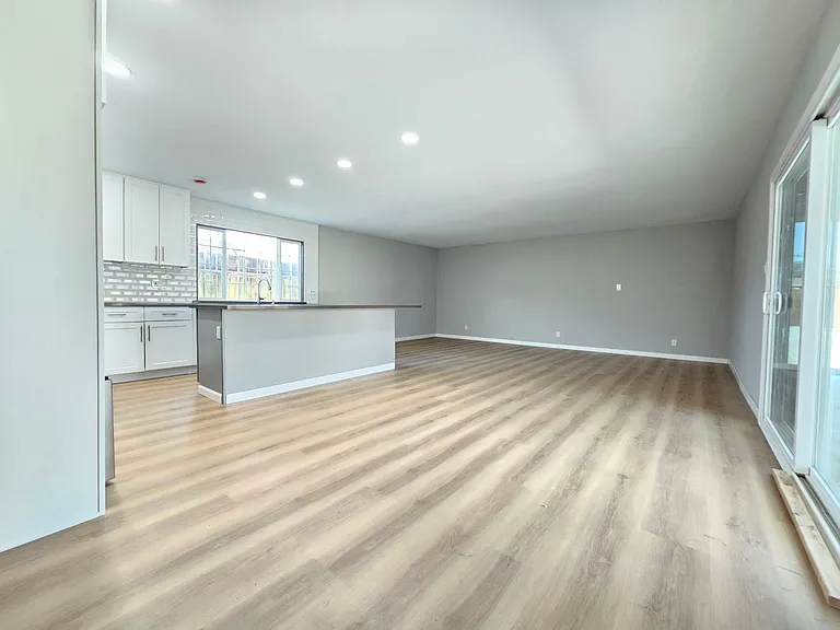 225 N Helena St — Photo 6