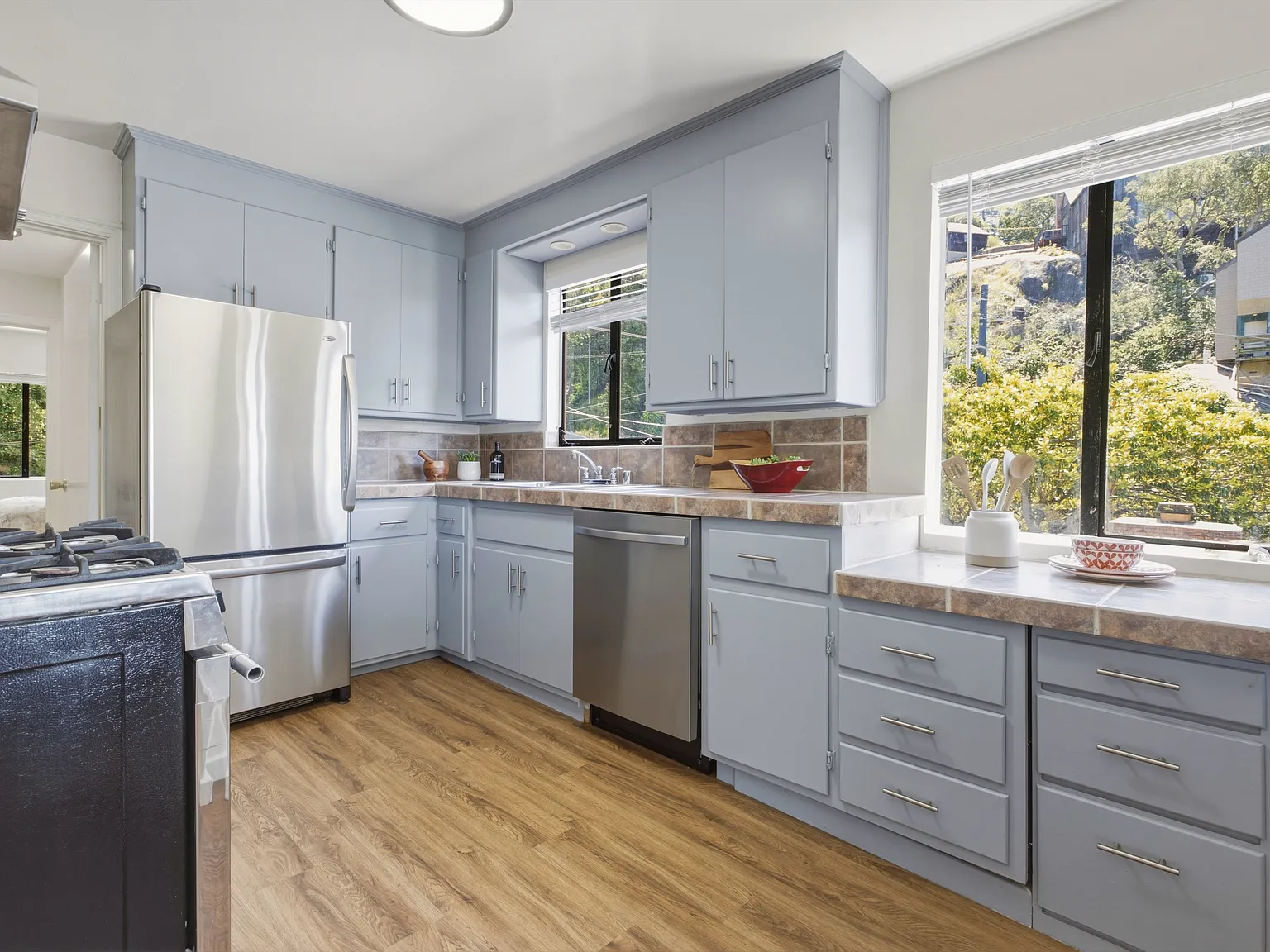 Spacious Berkeley Hills Retreat with Bay Views Just 5 Minutes from UC Berkeley — Photo 4
