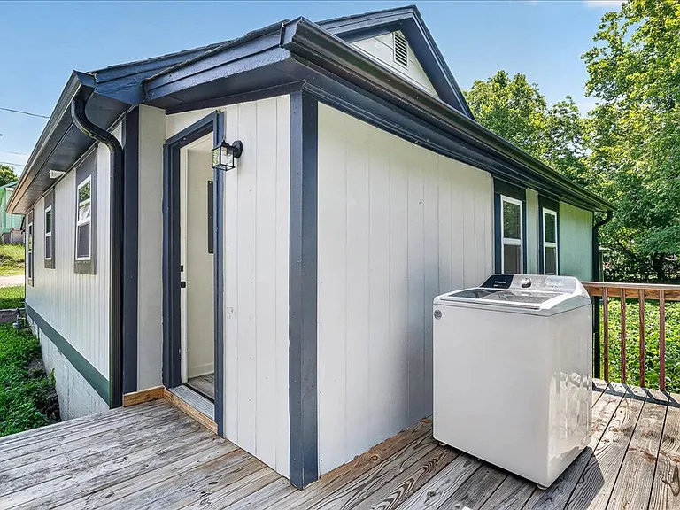 403 Spring Ct — Photo 31
