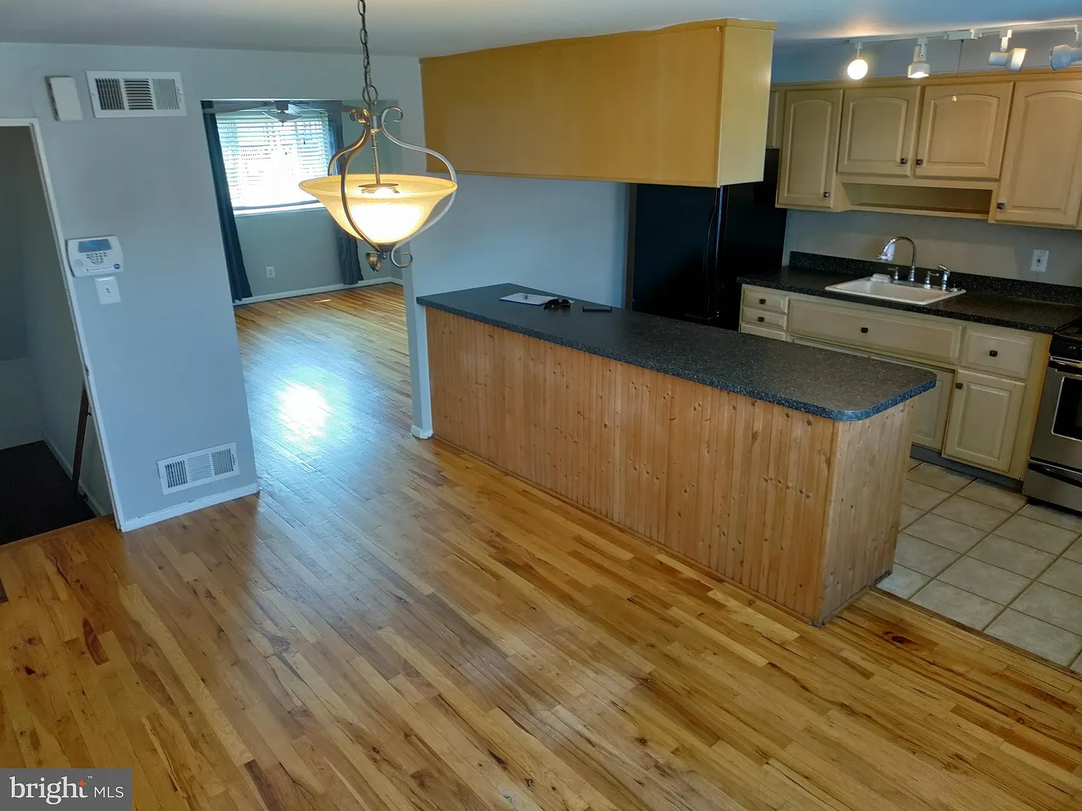 3 bed, 1.5 bath, 1440 sqft, $1,995 — Photo 2