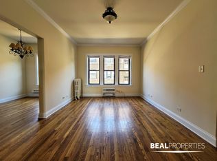 750 W Addison St #S1, Chicago, IL 60613