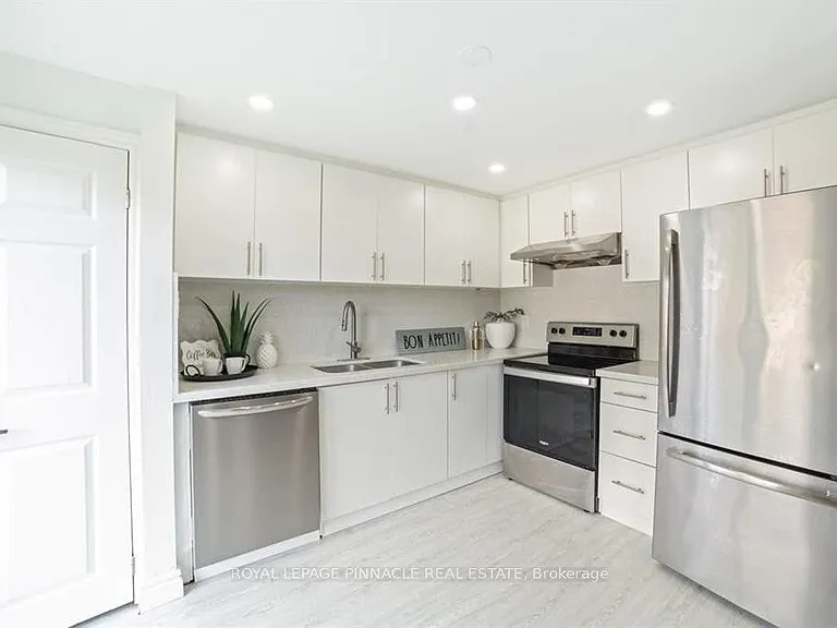 733 Parkview Cres — Photo 1