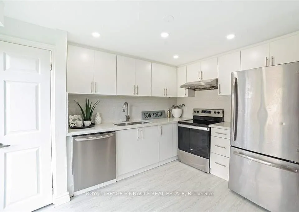 733 Parkview Cres