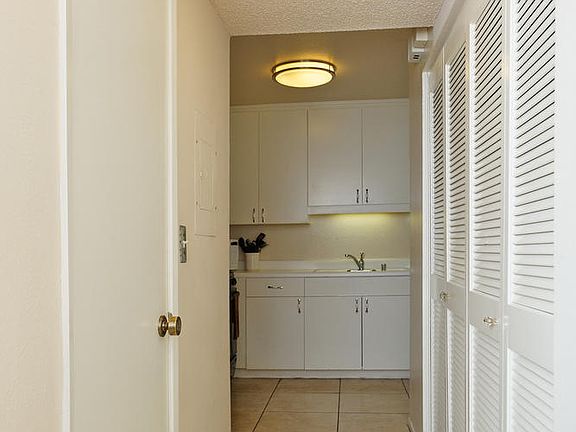 5th image of 22143 Burbank Blvd Unit 3