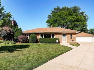 2230 Crestview Ct, Wauwatosa, WI 53226
