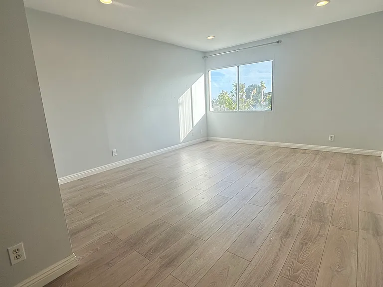 5950 Canterbury Dr — Photo 12