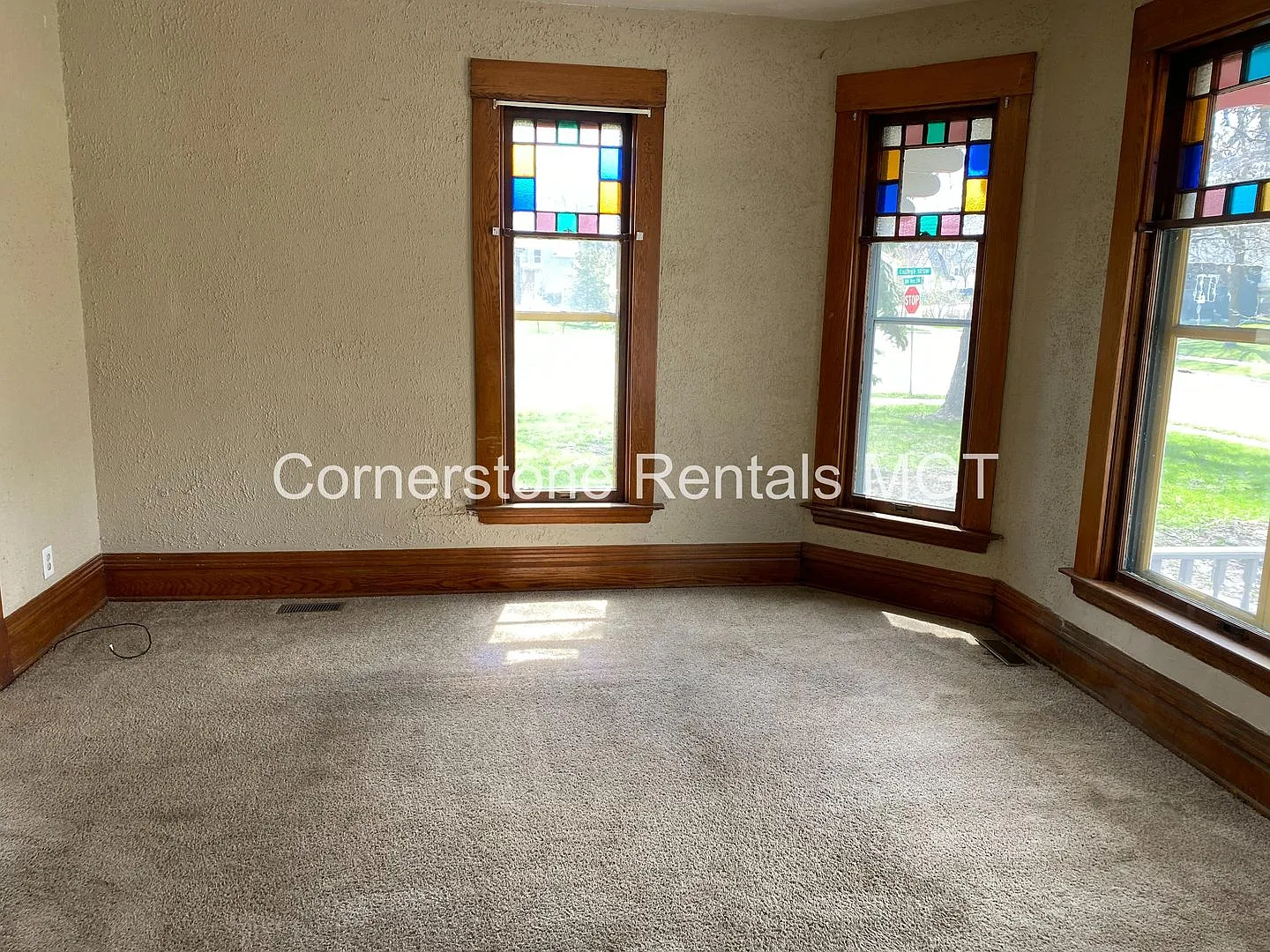 5-Bedroom House | Large Yard + Deck | In-Unit Laundry | Pet Friendly — Photo 4