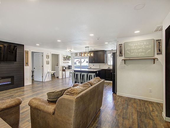 Living Room/Entrance>