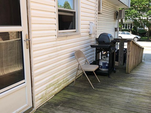 3rd image of 37 Taft Ct