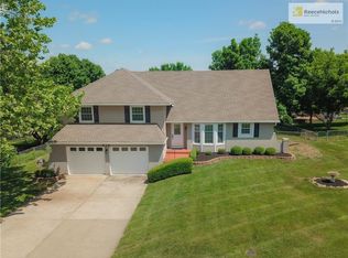 614 Overlook Dr, Raymore, MO 64083