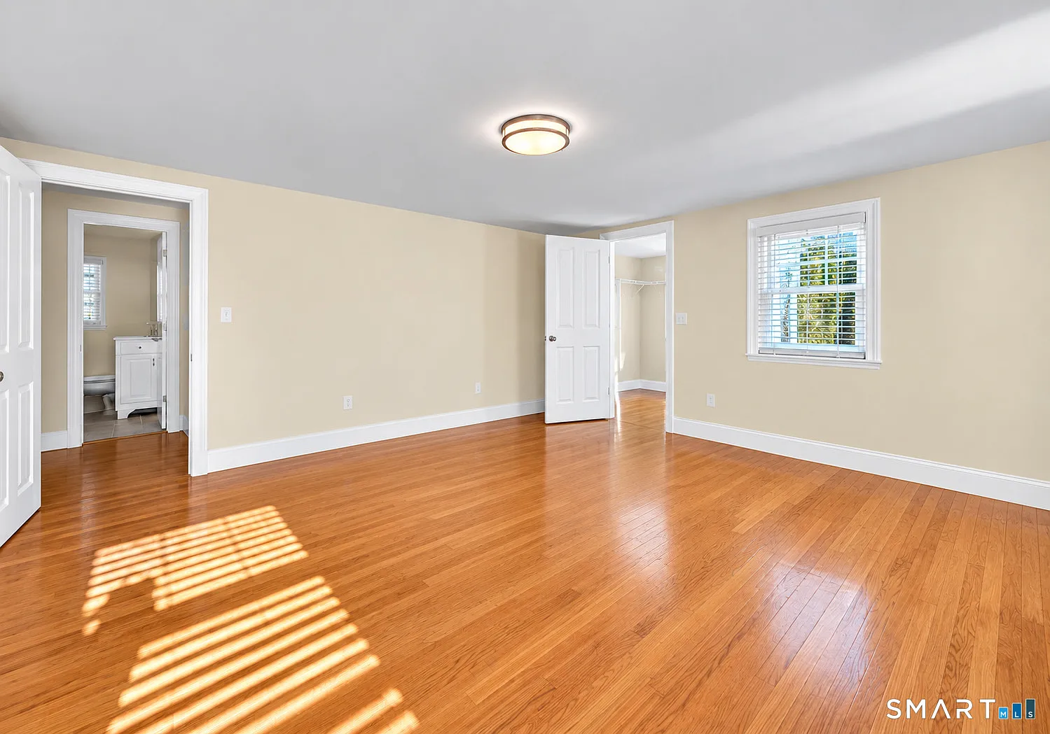 2 bed, 1.0 bath, 3090 sqft, $3,000 — Photo 2
