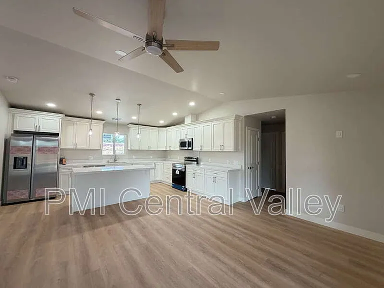 1710 Waverly Dr — Photo 8