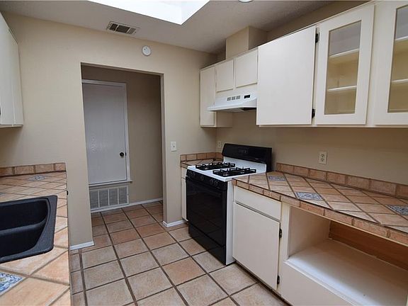 4th image of 2404 Burly Oak Dr
