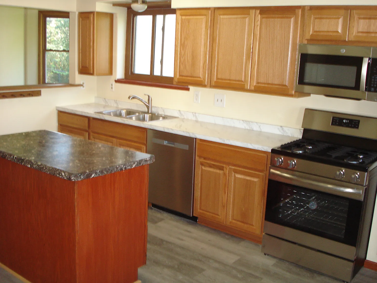 4 bed, 1900 sqft, $2,400 — Photo 2