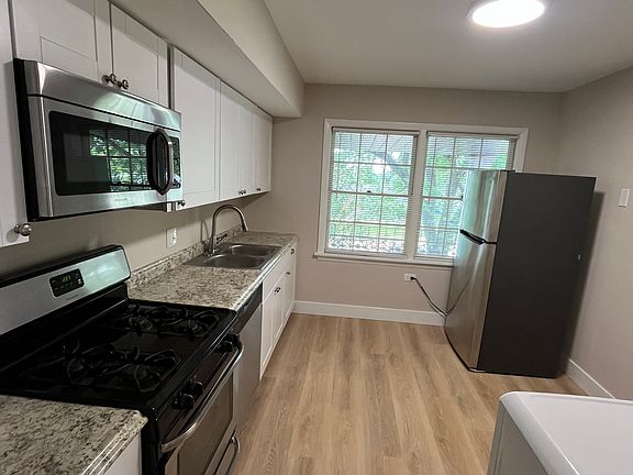3rd image of 625 Broadmoor Dr #H
