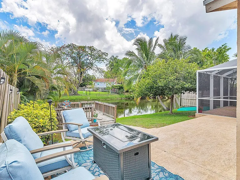 1304 Waterway Cove Dr — Photo 1