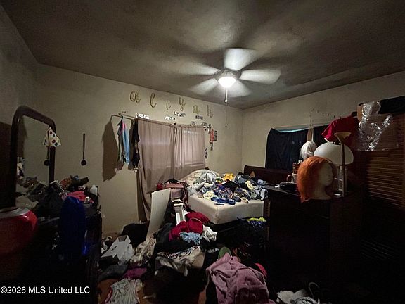 3rd image of 915 White St