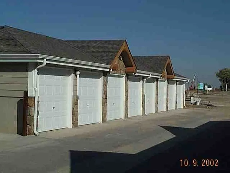 1301 Lake Cir #10H — Photo 2