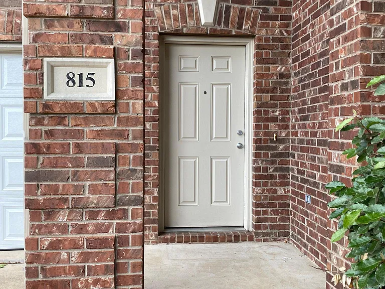 815 Meandering Trl — Photo 2