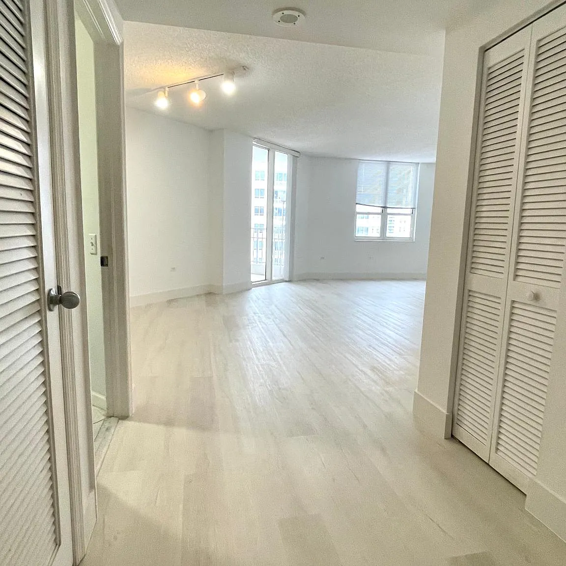 1 bed, 992 sqft, $3,500 — Photo 3