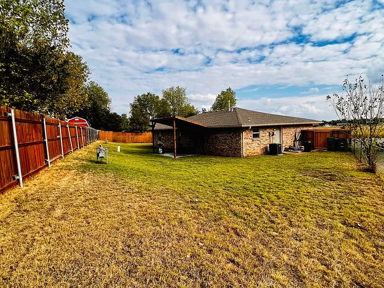 4810 SE Brigadoon Pl — Photo 3